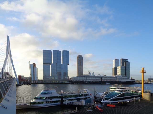 Cruiseschip ms Zuiderdam van de Holland America Line aan de Cruise Terminal Rotterdam vanaf de Spido